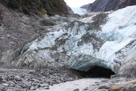 Cuevas de hielo y rios en el glaciar