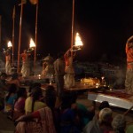 Ofrendas al río ‘madre’ en Varanasi